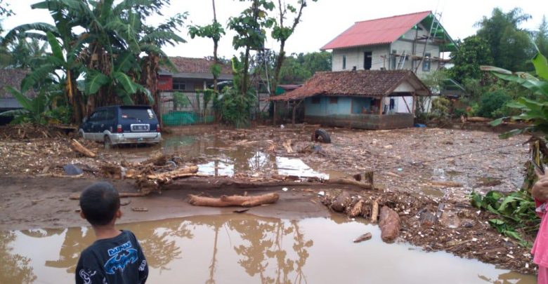 Chuva causa 10 mortes e deixa desaparecido no interior de Santa Catarina. Chuva causa 10 mortes e deixa desaparecido no interior de Santa Catarina.