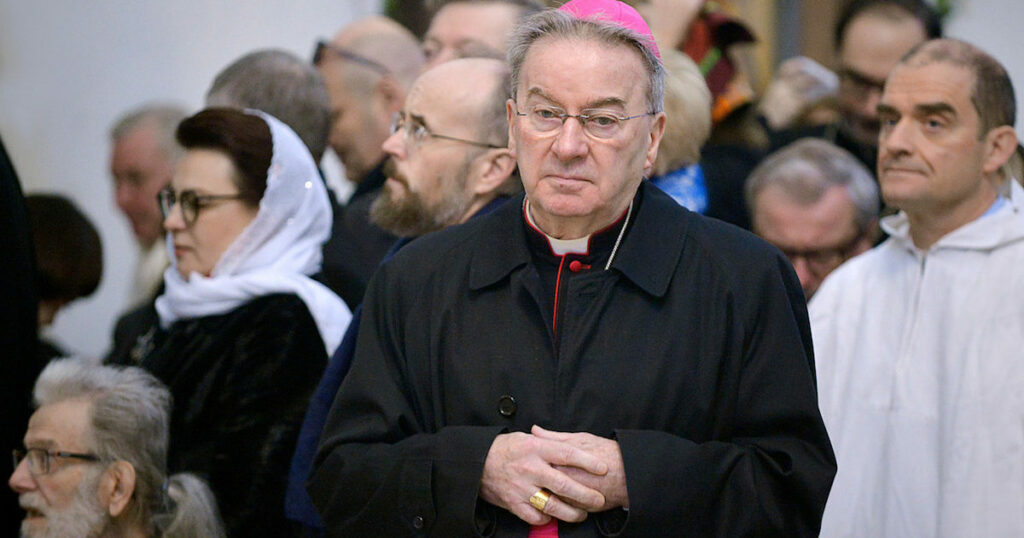 Ex-núncio do Vaticano na França é condenado à prisão por agressões Ex-núncio do Vaticano na França é condenado à prisão por agressões